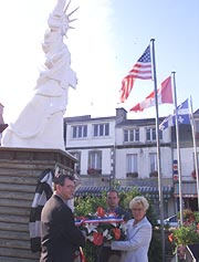 Cérémonie du 10eme anniversaire des tours du World Trade Center: En hommage à toutes les victimes, et notamment Danièle Délie, née à Gourin, BTA organise un dépôt de gerbe aux pieds de la statue de la liberté à Gourin à 11h30 le dimanche 11 septembre 2011.