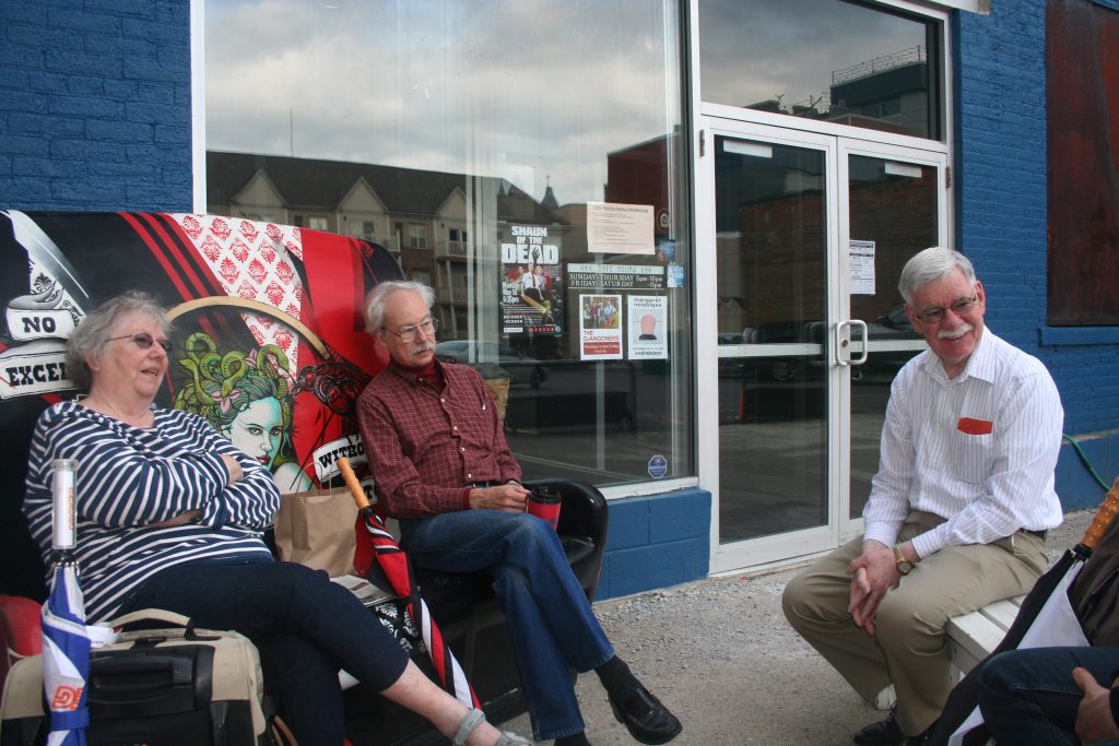 Breizh Amerika à Rochester de droite à gauche: Anne Lutkus, Michael Leach, conseiller municipal en charge des jumelage, Raymond Griswold, Président du Comité de Jumelage entre Rennes et Rochester.
