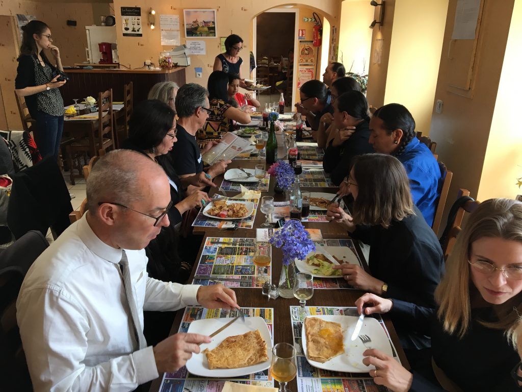 Les Amérindiens et les membres de BTA à la crêperie