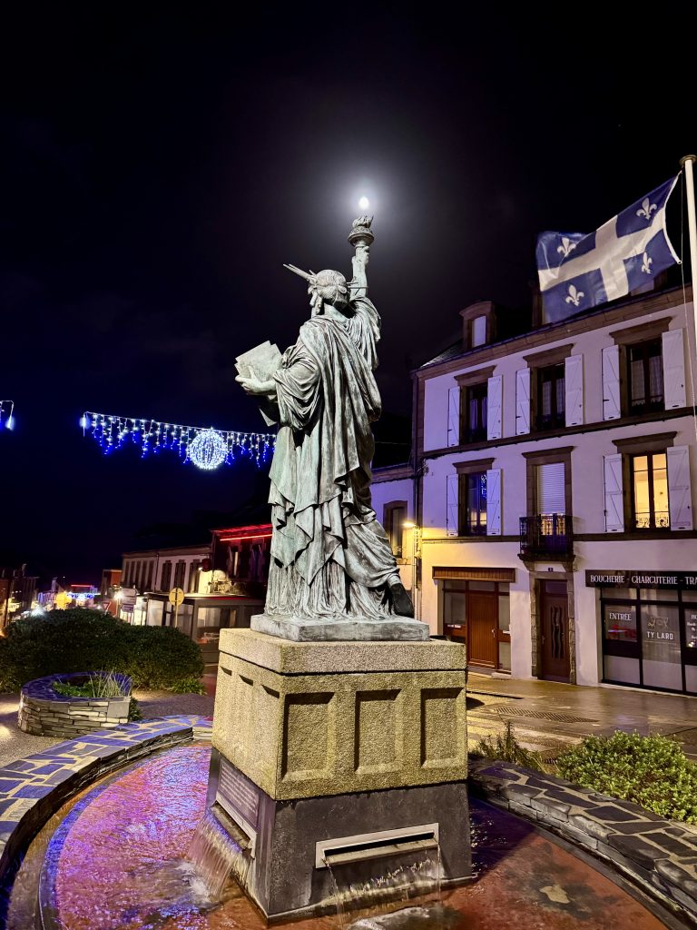 pleine lune sur la statue de la Liberté